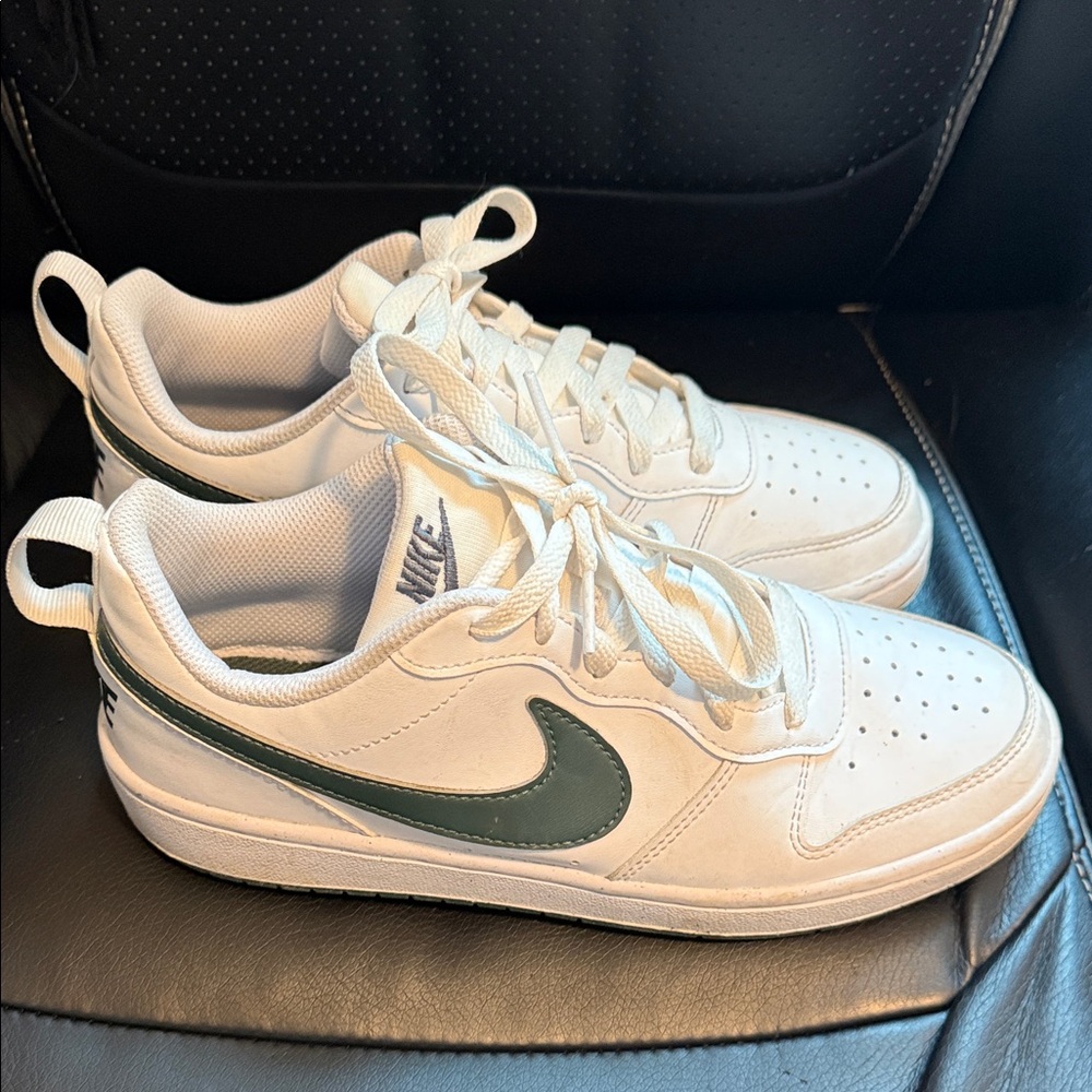 Nike White Sneakers with Green Swoosh size 4 Youth